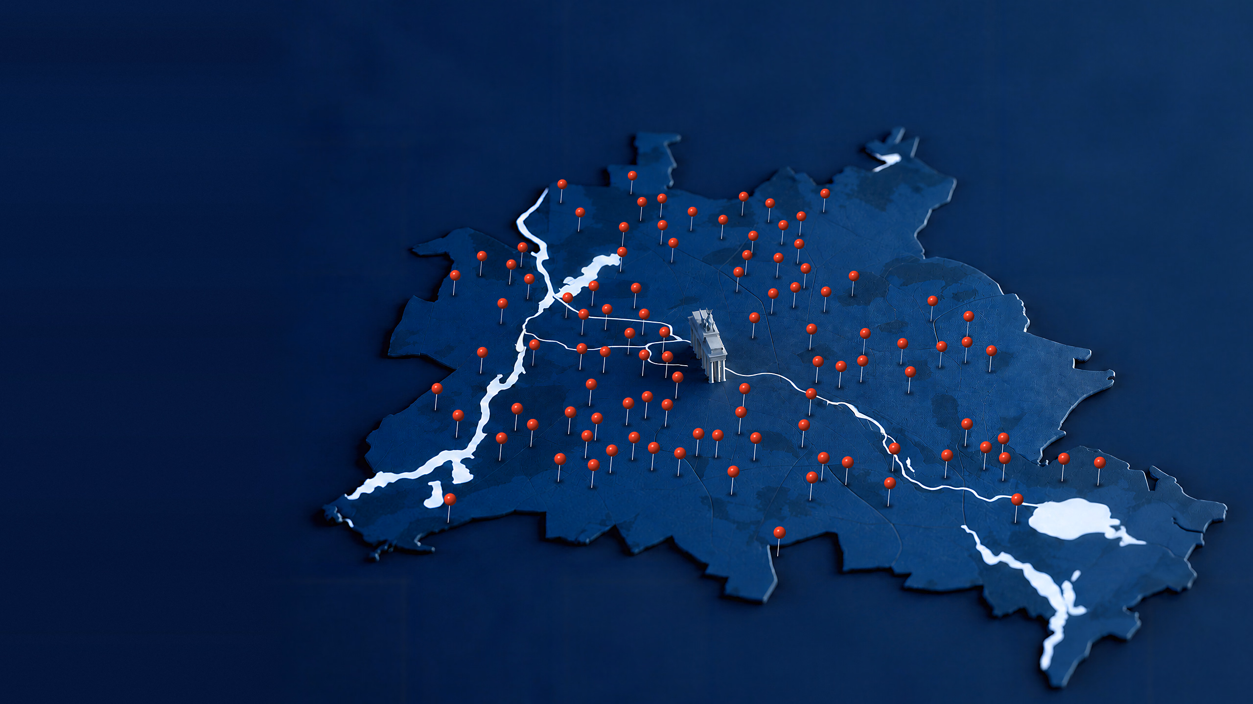 Reliefkarte von Berlin mit roten Stecknadeln, näher herangefahren, Havel und Spree gut erkennbar
