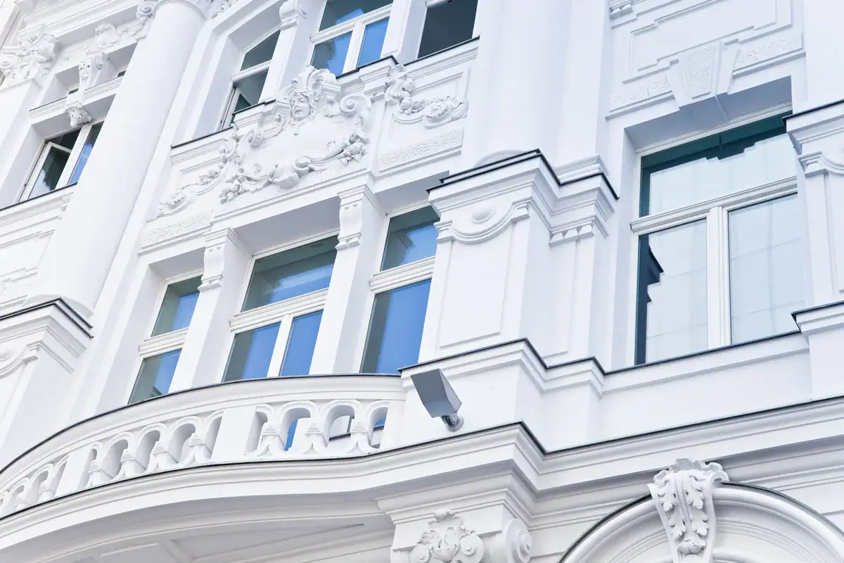 Detail einer Altbaufassade mit Stuck und Fenstern