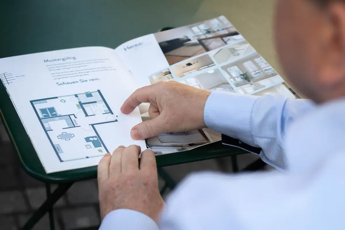 Prüfung eines Immobilienprospekts mit Grundriss