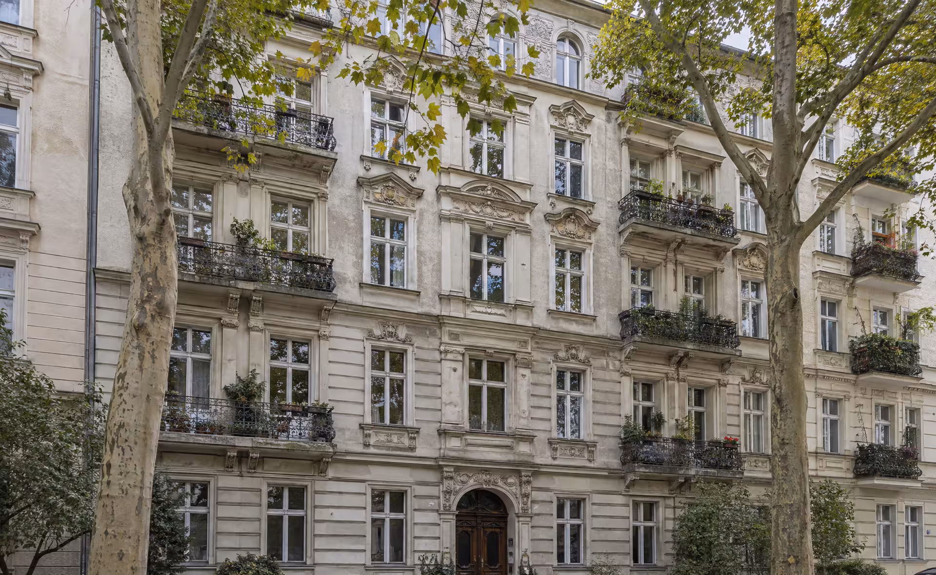 Illustratives Motiv: Fassade eines großen Berliner Mietshauses aus der Gründerzeit.