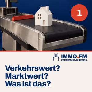 Cover der Folge 1 von IMMO.FM: ein kleines weißes Haus auf dem Band einer Supermarktkasse.