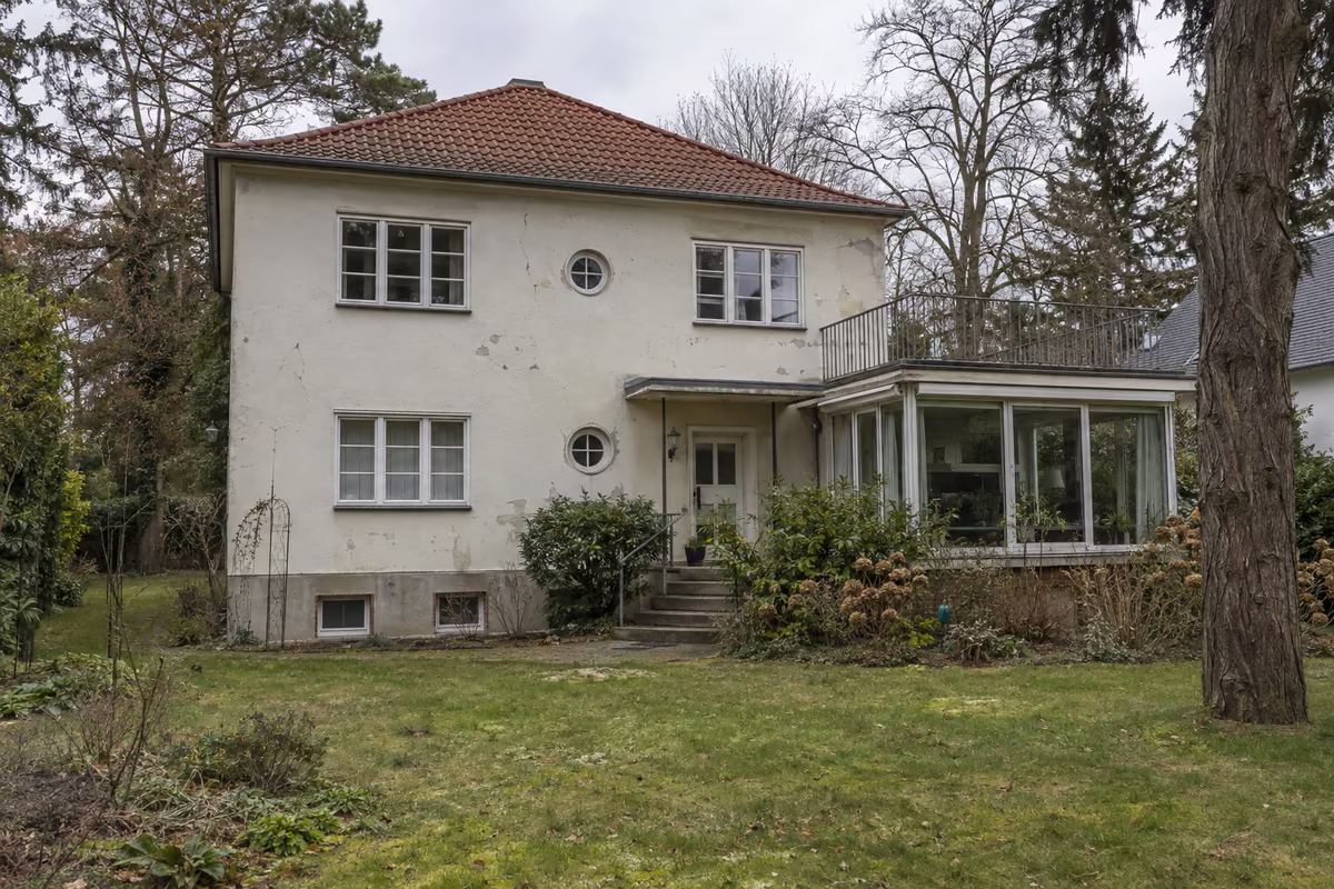 Musterfoto: freistehendes Einfamilienhaus mit Walmdach und Wintergarten in einem Garten am Berliner Stadtrand