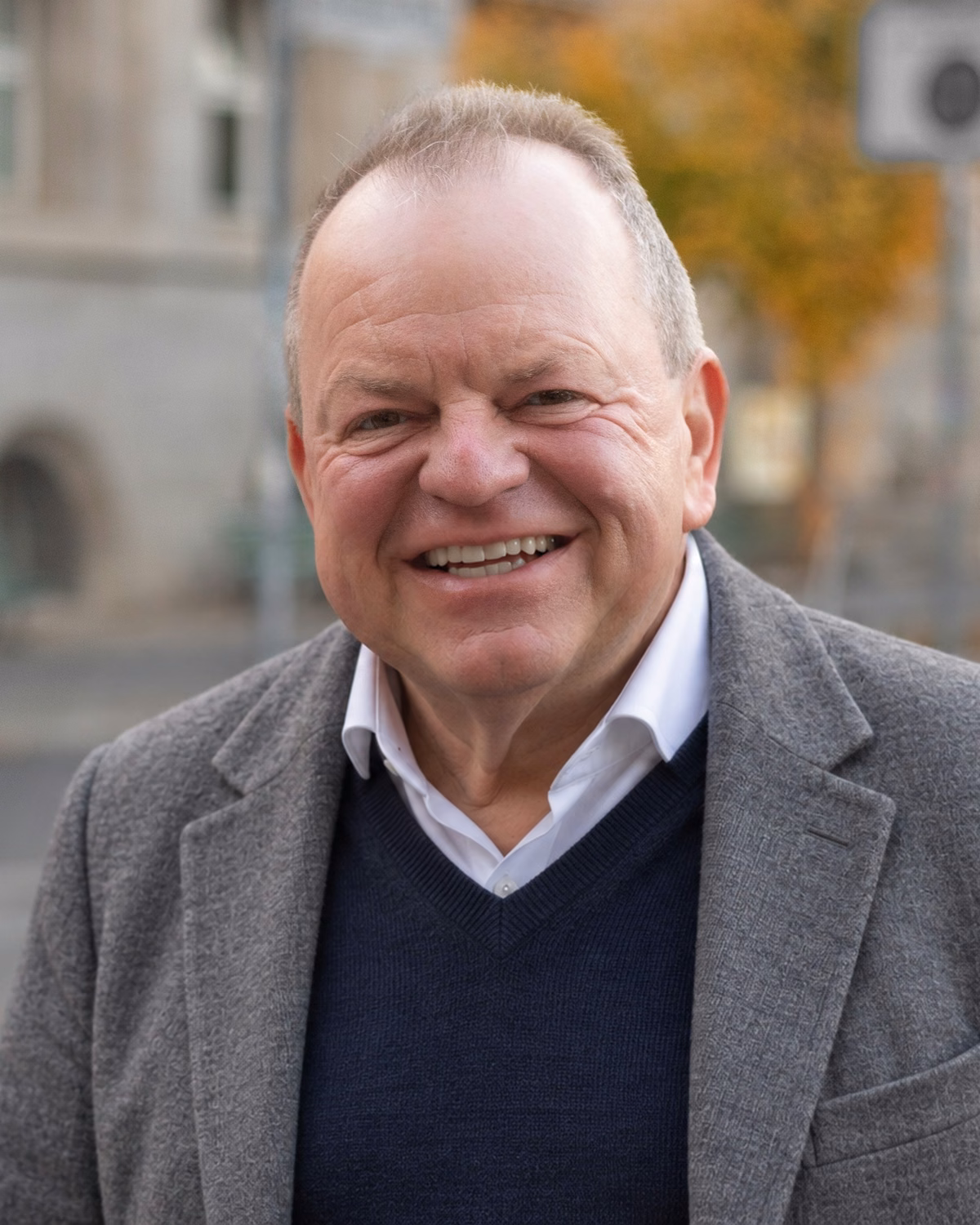 Oliver Preikschat in Sakko und Pullover vor einem Berliner Altbau.