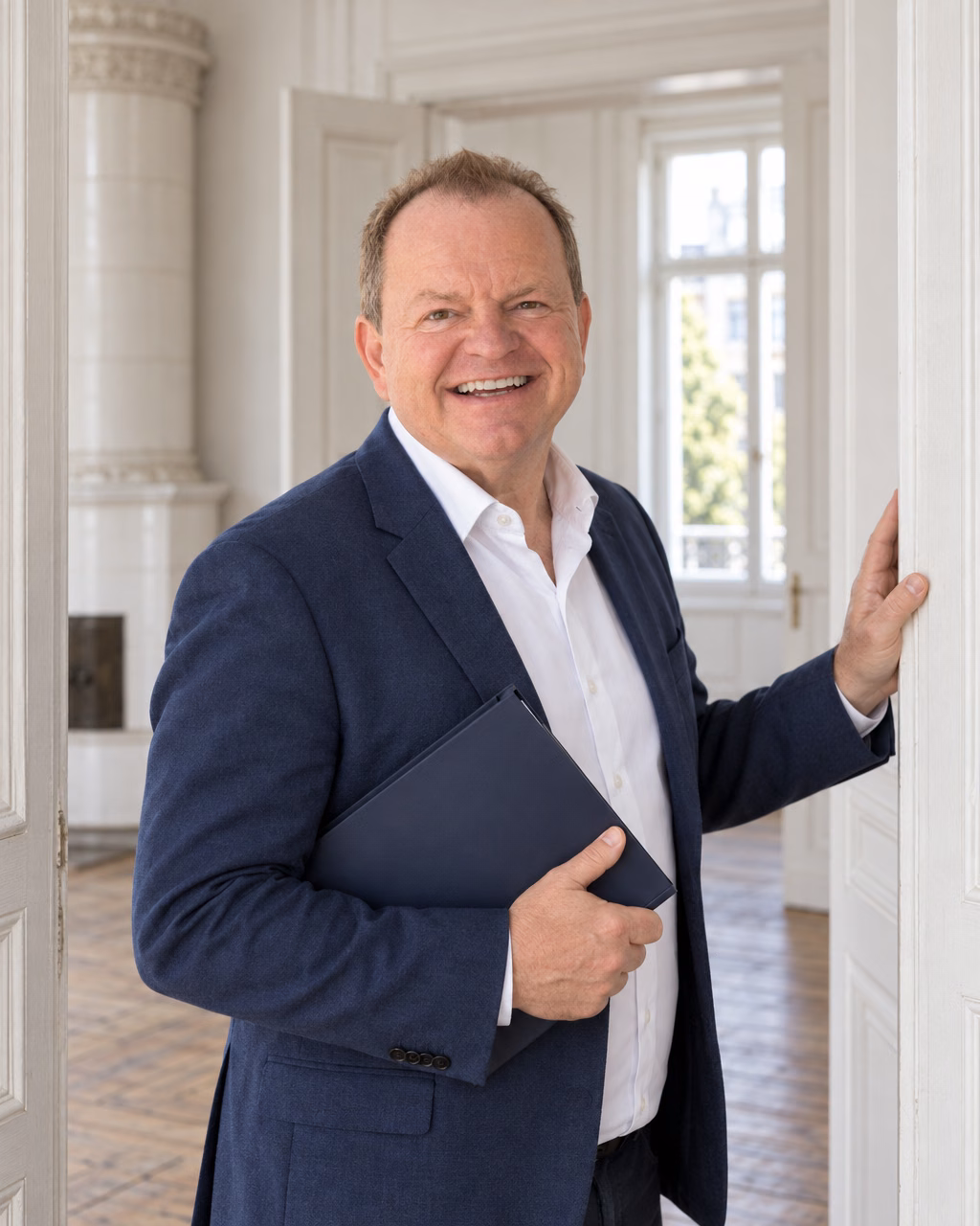 Oliver Preikschat im Türrahmen einer Altbauwohnung
