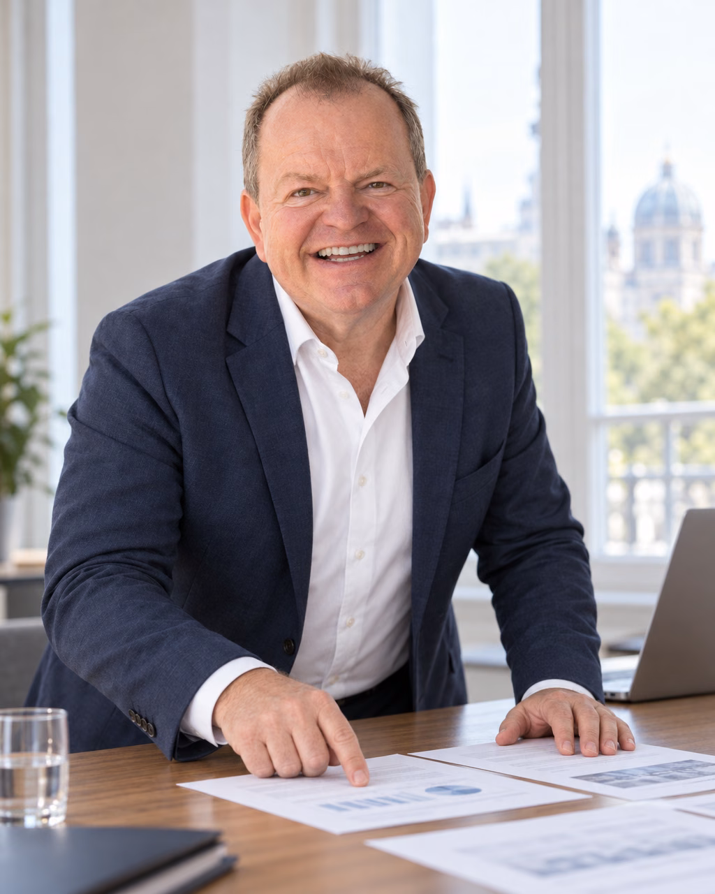 Oliver Preikschat zeigt am Besprechungstisch auf einen Bericht