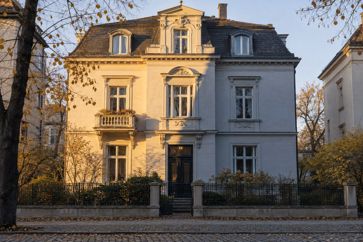 Berliner Stadthaus aus der Zeit um 1910: Die linke Hälfte der Fassade liegt in warmer Abendsonne, die rechte im kühlen Schatten.