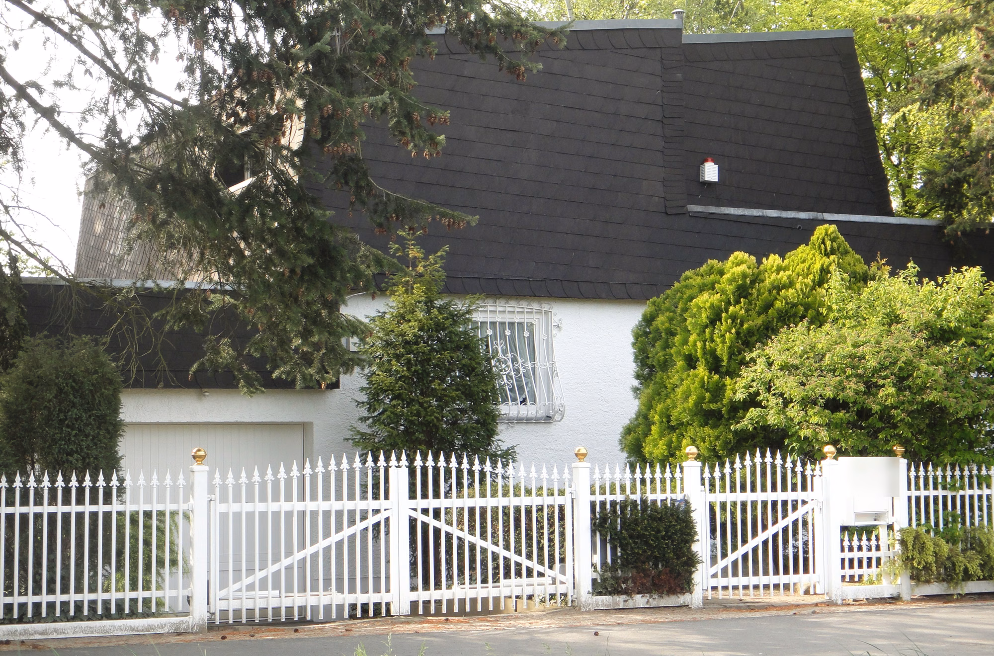 Einfamilienhaus mit weißem Zaun in Zehlendorf