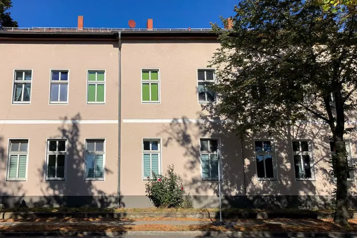 Wohnhaus in der Berliner Allee in Schönerlinde, Straßenfront