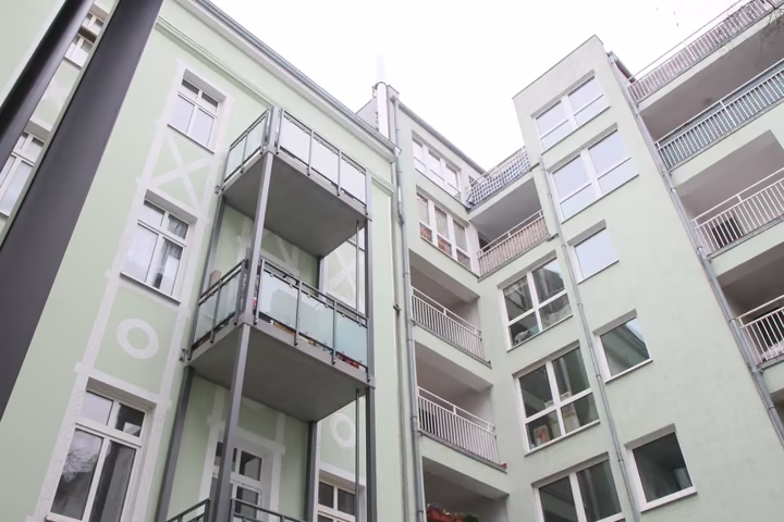 Hof der Wohnanlage in der Danziger Straße mit Balkonen
