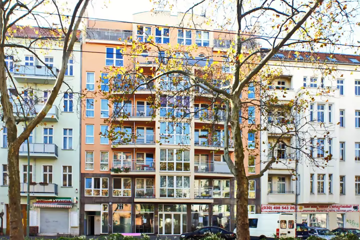 Wohnanlage in der Danziger Straße in Prenzlauer Berg, Straßenfront
