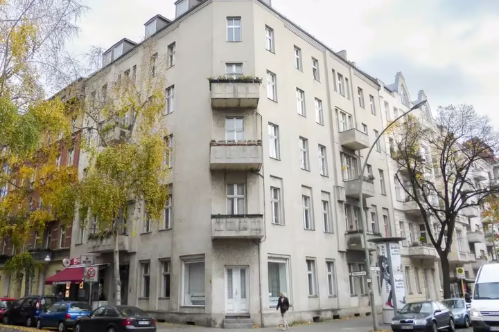 Eckhaus in der Haubachstraße in Charlottenburg vor der Sanierung