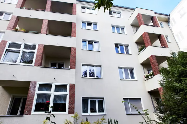 Wohnhaus in der Wildenbruchstraße, Fassade mit Balkonen