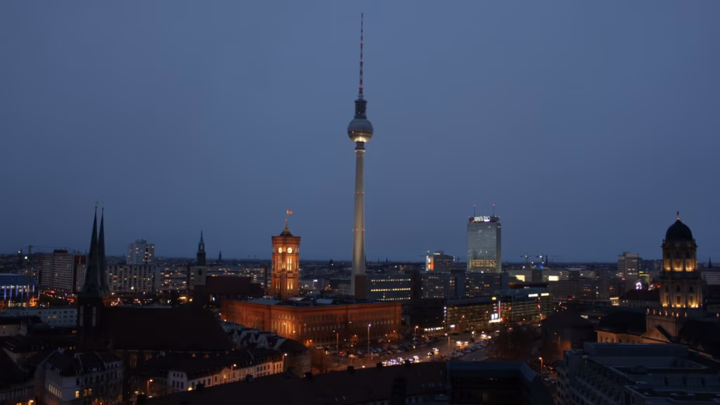Berliner Skyline mit Rotem Rathaus und Fernsehturm in der blauen Stunde