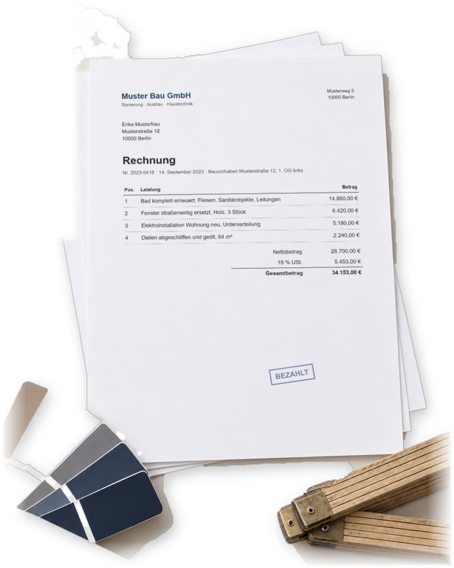 Handwerkerrechnung über eine Modernisierung mit Farbfächer und Zollstock