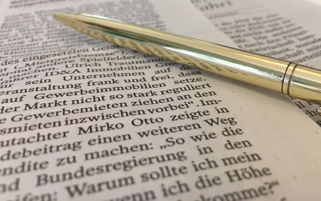 Goldener Kugelschreiber auf dem Tagesspiegel vom 29. April 2017, darunter die Zeile mit Mirko Otto