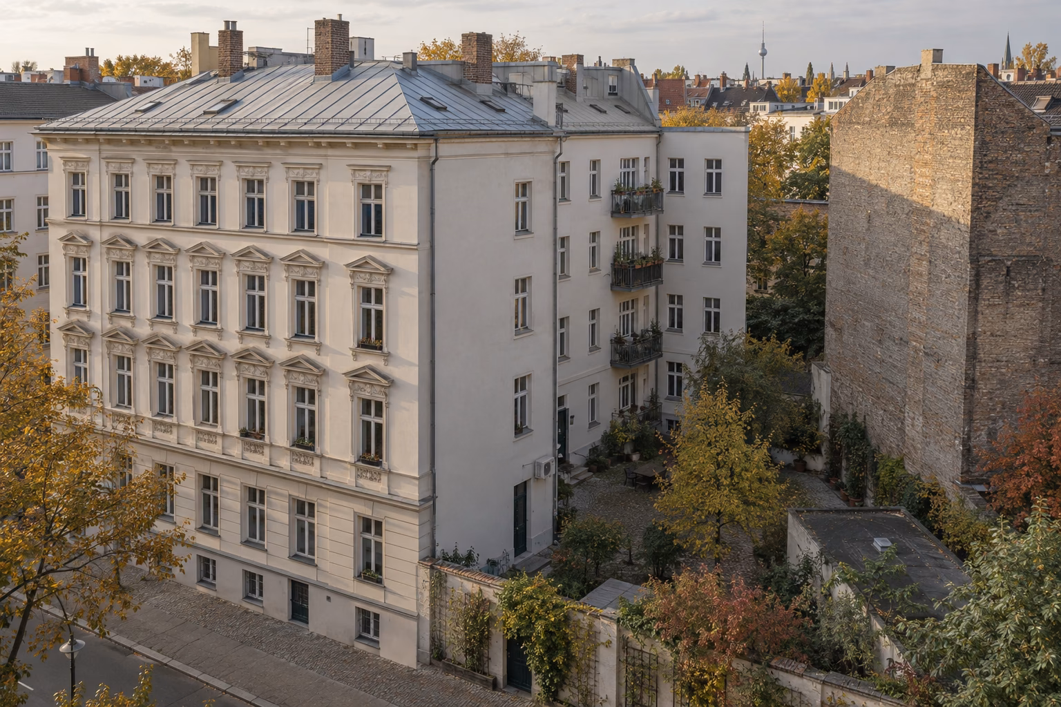 Erhöhter Blick auf ein Berliner Gründerzeit-Mietshaus mit Seitenflügel, Hof und Brandwand; Grundstück und Gebäude sind beide zu sehen.